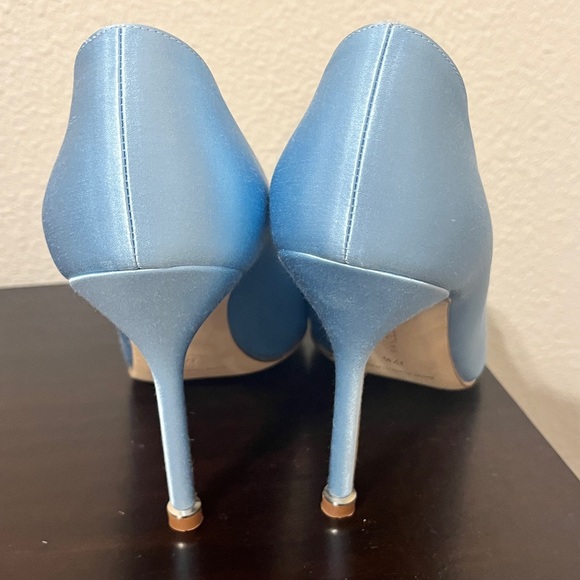 Manolo Blahnik Pumps 37.5 NWT - Picture 9 of 10